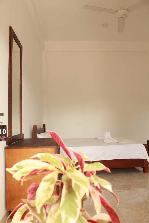 Pearl City Hotel Tissamaharama Esterno foto