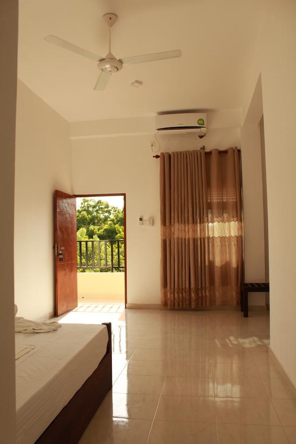 Pearl City Hotel Tissamaharama Esterno foto
