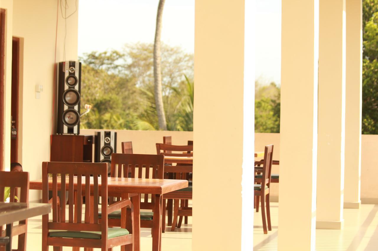 Pearl City Hotel Tissamaharama Esterno foto