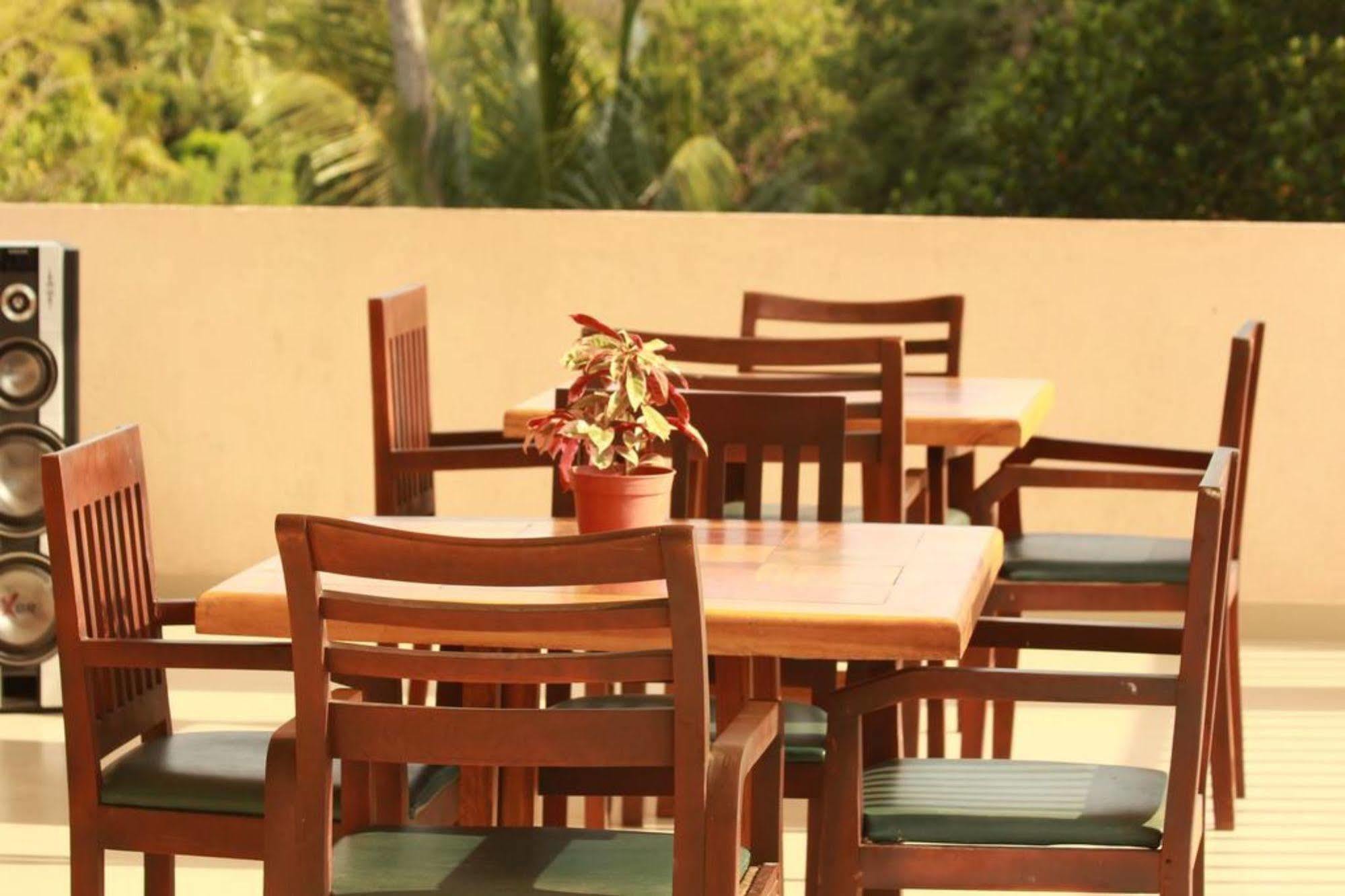 Pearl City Hotel Tissamaharama Esterno foto