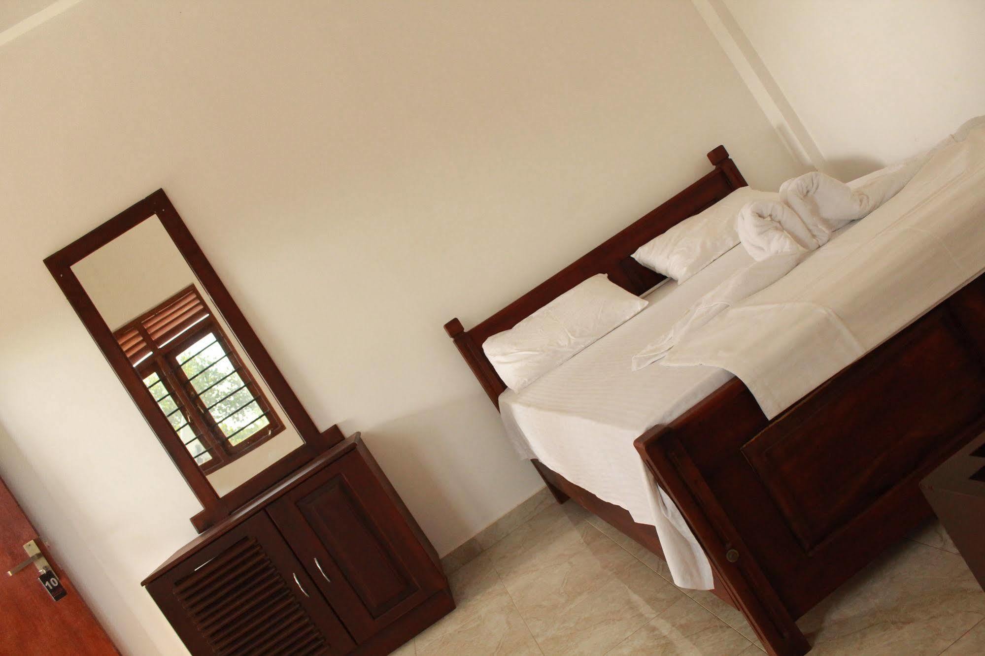 Pearl City Hotel Tissamaharama Esterno foto
