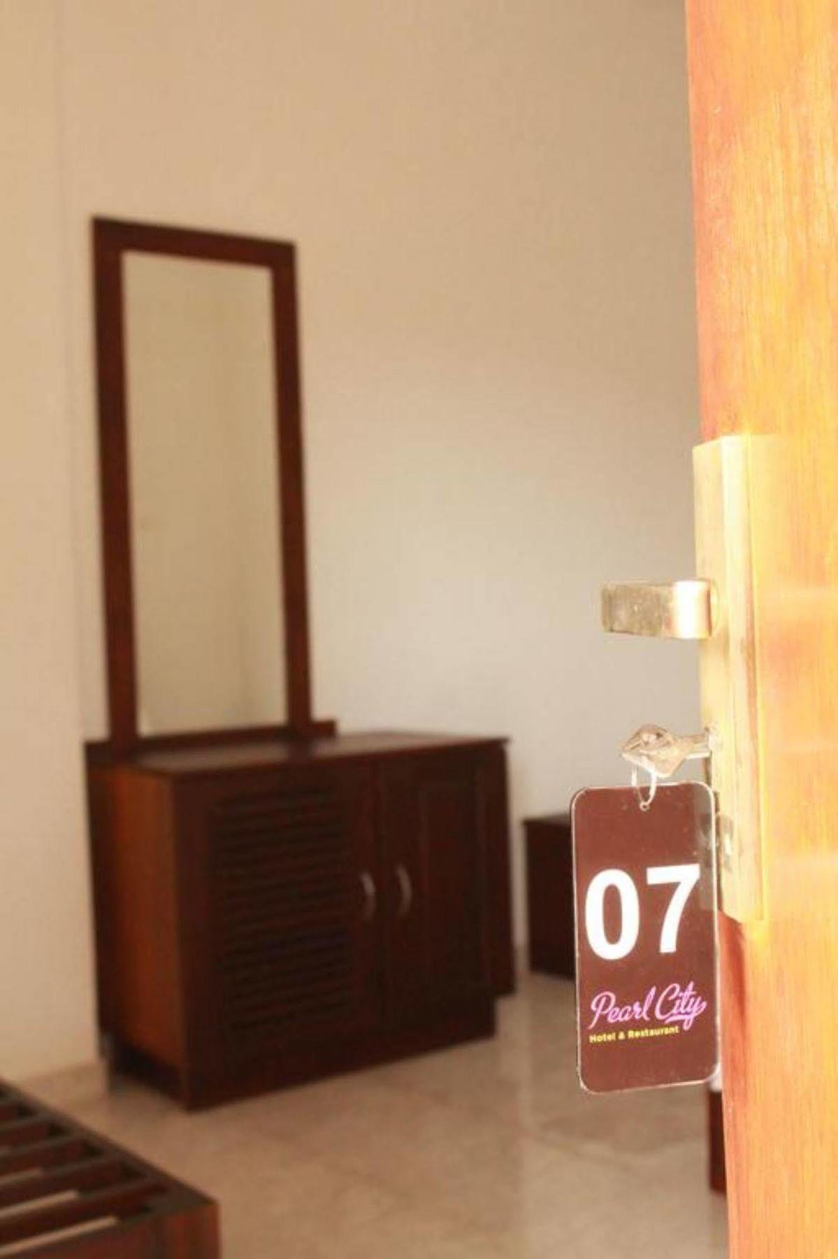 Pearl City Hotel Tissamaharama Esterno foto