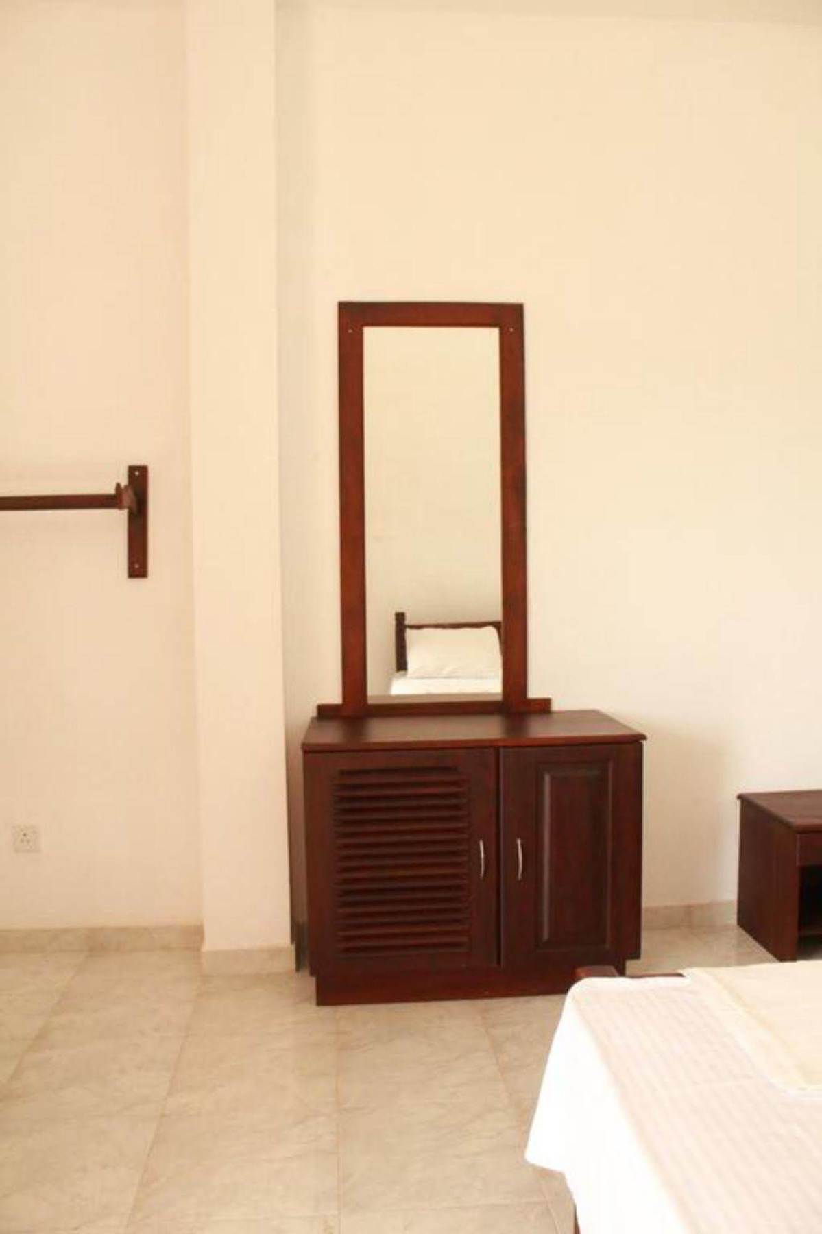 Pearl City Hotel Tissamaharama Esterno foto